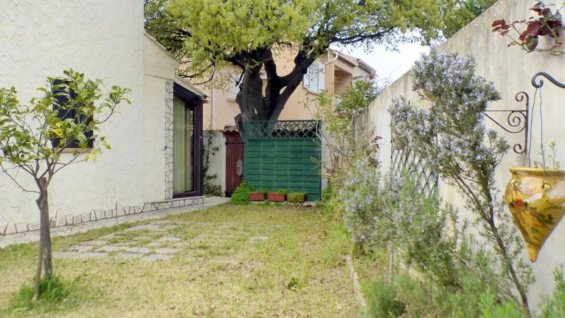 Spacious House With Garden Six-Fours-Les-Plages Holiday home